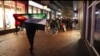 Grupa maskiranih muškaraca sa palestinskom zastavom u blizini stadiona Ajaksa gde se igrao meč Ajaksa i Makabija (Foto: AP InterVision)
