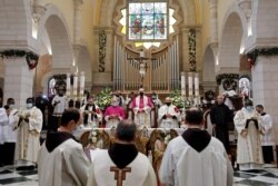 Misa di Gereja Kelahiran pada malam Natal di Bethlehem, di Tepi Barat yang dikuasai oleh Israel, Kamis, 24 Desember 2020. (Foto: Reuters)