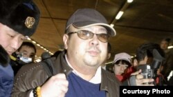 金正男2007年2月在北京机场（日本共同社）