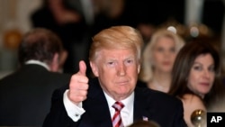 Presiden Donald Trump saat menghadiri jamuan makan malam Hari Bersyukur (Thanksgiving Day) di Mar-a-Lago , Palm Beach, Florida, Kamis, 22 November 2018. 