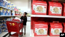 在新澤西州愛迪生市塔吉特百貨公司(Target store)，一名購物者在把一件商品放進購物車之前先看了看（2018年11月16日）。