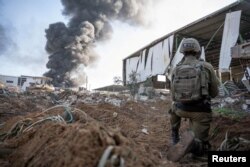 Seorang tentara Israel beroperasi di Jalur Gaza, di tengah konflik yang sedang berlangsung antara Israel dan kelompok Islam Palestina Hamas, dalam gambar selebaran yang dirilis pada 19 Desember 2023. (Foto: via Reuters)
