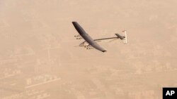 Pesawat bertenaga surya 'Solar Impulse 2' setelah lepas landas dari Bandara Eksekutif Al Bateen di Abu Dhabi Emirates (9/3).