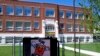 Sekolah Willow Creek di Willow Creek, Montana, dengan 56 siswa, menjadi salah satu dari sejumlah sekolah yang akan dibuka kembali setelah ditutup karena pandemi virus corona, 4 Mei 2020. (Foto: AP)