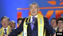 Presiden Kazakhstan Nursultan Nazarbayev bersama para pendukung partai Nur Otan (16/1).