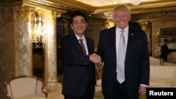  Japan's Prime Minister Shinzo Abe meets with U.S. President-elect Donald Trump (R) at Trump Tower in Manhattan, New York, U.S., November 17, 2016. Cabinet Public Relations Office/HANDOUT via Reuters