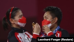 Peraih medali emas ganda putri bulu tangkis Olimpiade Tokyo 2020, Greysia Polii dari Indonesia dan Apriyani Rahayu.(Foto: REUTERS/Leonhard Foeger)