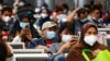 Penumpang menunggu di stasiun kereta untuk pulang ke kampung halaman menjelang perayaan Idul Fitri, di tengah pandemi COVID-19, di Jakarta, 5 Mei 2021. (REUTERS/Ajeng Dinar Ulfiana) 