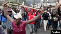 Apoiantes de Raila Odinga manifestam-se em Kibera, bairor de Nairobi, Quénia, 12 Agosto 2017.