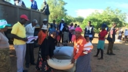 Izakhamizi zithwele amasaka okudla ezikwabelwe phansi kohlelo lokusiza abalambayo.