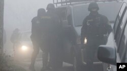 Polisi Bosnia mengamankan kawasan di pinggiran kota Sarajevo dalam sebuah razia yang menargetkan tersangka yang diduga memiliki kaitan dengan ISIS di Sarajevo, Bosnia, Selasa, 22 Desember 2015.