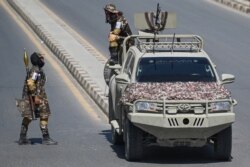 Anggota pejuang Taliban Fateh, unit "pasukan khusus" membawa senjata peluncur roket berbicara kepada rekannya yang berpatroli di Kabul, 8 September 2021. (Foto: Aamir QURESHI / AFP)