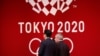 Presiden Komite Olimpiade Internasional (IOC) Thomas Bach berjalan bersama PM Jepang Shinzo Abe dalam upacara 'One Year to Go' menjelang pelaksaan Olimpiade Musim Panas Tokyo 2020. (Foto: dok). 