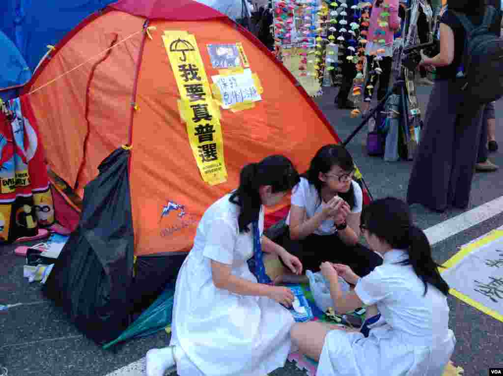 数以千计港人在金钟占领区举伞默立87秒,纪念占领运动满月(美国之音海彦 拍摄)