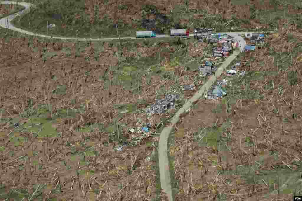 Trucks carrying aid into Eastern Samar province, Philippines, Nov. 19, 2013. (Steve Herman/VOA)