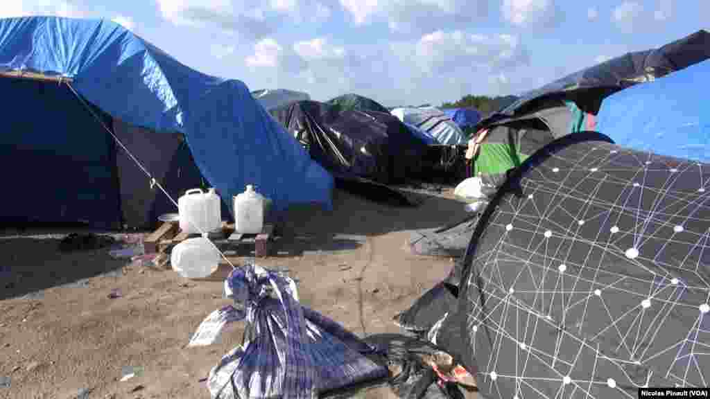The "Jungle" in Calais, France (Nicolas Pinault/VOA)