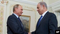 Presiden Putin (kiri) dan PM Israel Benjamin Netanyahu bertemu di luar Moskow, hari Senin (21/9).