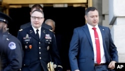 Ajudan Dewan Keamanan Nasional Alexander Vindman (kiri) dan saudara kembarnya Letnan Kolonel Yevgeny Vindman setelah memberi kesaksian di Capitol Hill, Wasihngton, 19 November 2019. 
