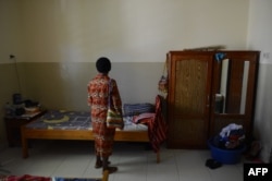 Nisa, seorang ibu asal Papua yang terjangkit virus HIV/AIDS dari suaminya pada 2008, bersiap menghadiri misa Minggu di gereja, 10 Mei 2015. Nisa tinggal di Rumah Surya Kasih yang didirikan Bruder Agustinus Adil di Desa Waena untuk pasien HIV/AIDS.