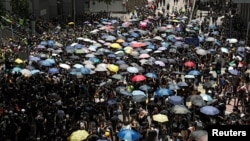 在2019年6月21日香港示威在警察總部外抗議，要求與警務處長盧偉聰對話。
