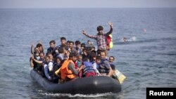 Pengungsi Suriah dan Afghanistan di perahu karet mendekati pulau Lesbos, Yunani, 3 September 2015. (Foto: dok.)