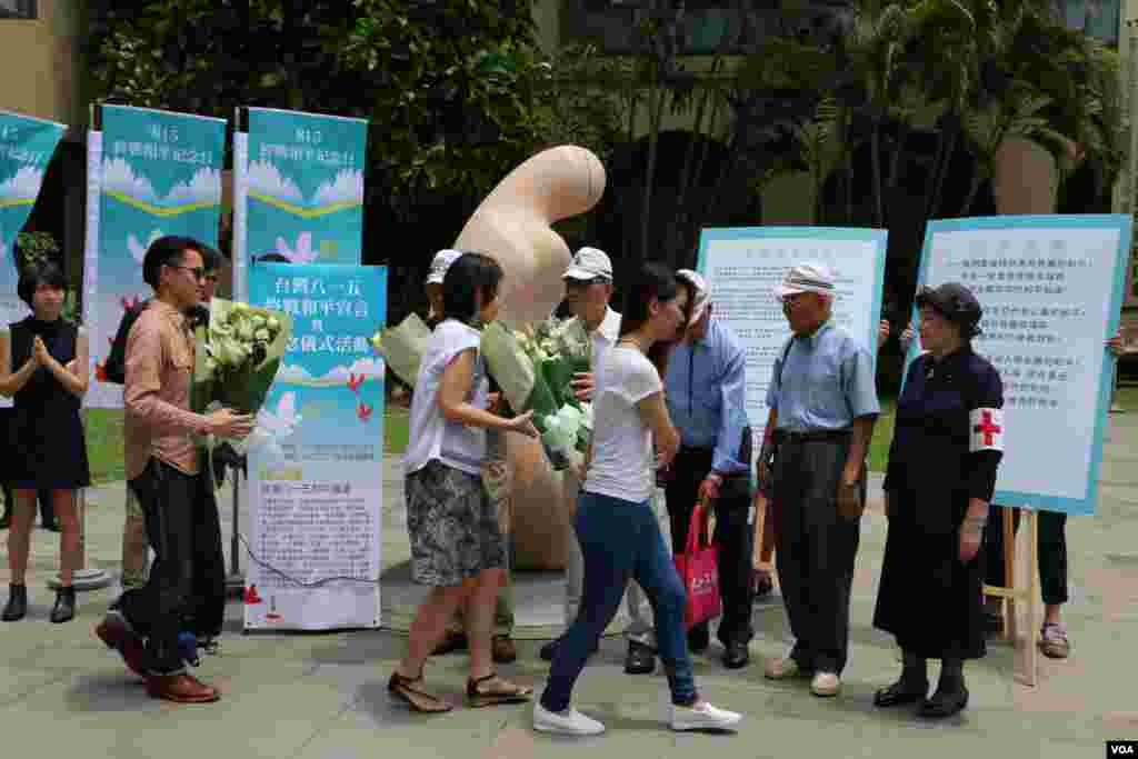青年学生向老兵献花致敬(美国之音杨明拍摄)