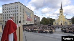Paus Fransiskus memimpin misa di Alun-alun Kebebasan di Tallinn, Estonia, 25 September 2018.
