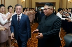 지난 2018년 9월 남북정상회담이 열린 평양에서 김정은 북한 국무위원장이 문재인 한국 대통령 부부를 백화원 영빈관 행사장으로 안내하고 있다. 평양사진공동취재단.