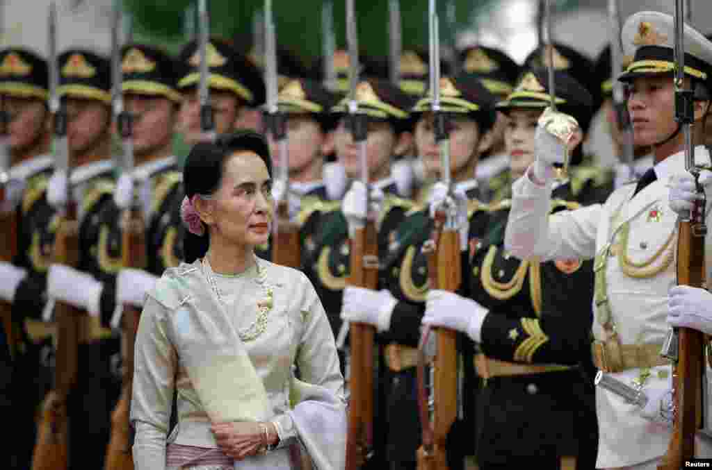  နိုင်ငံတော်အတိုင်ပင်ခံပုဂ္ဂိုလ် ဒေါ်အောင်ဆန်းစုကြည် ကို တရုတ်ဝန်ကြီးချုပ် က Great Hall of the People , North Hall မှာ ဂုဏ်ပြုတပ်ဖွဲ့နဲ့ ကြိုဆိုခဲ့ပါတယ်။ 