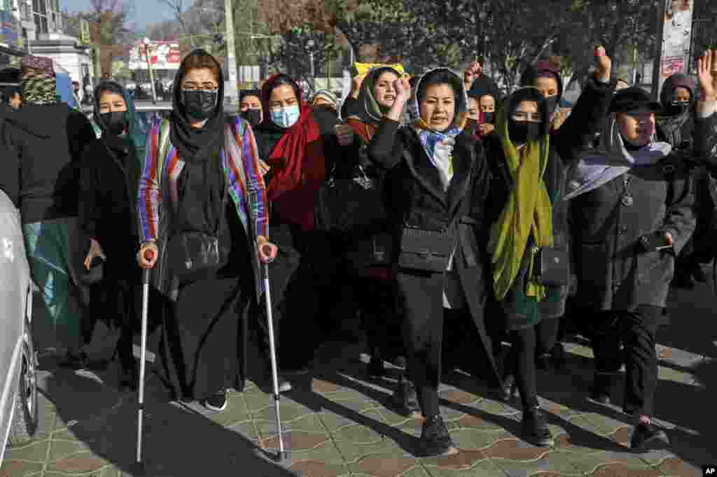 طالبان محدودیت‌های وضع شده بر زنان افغان را در مطابقت با شریعت اسلام خوانده اند