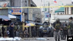 Polisi penyelidik dan tentara tiba di lokasi kejadian setelah dua bom meledak di luar gereja Katedral Katolik Roma di Jolo, ibukota provinsi Sulu, Filipina selatan, 27 Januari 2019. (foto: dok).