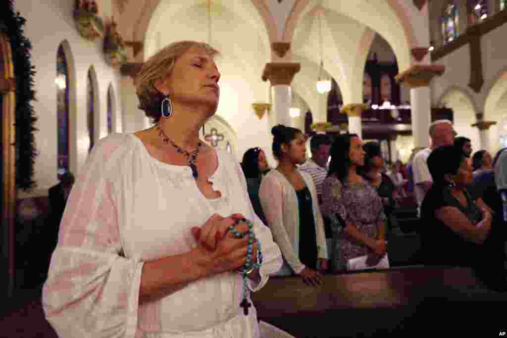Parishioners pray at a Mass dedicated to the slain and injured Dallas Police officers at the Cathedral Guadalupe in Dallas, Texas, July 9, 2016.