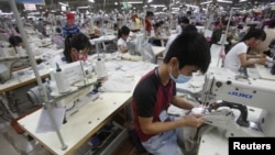 越南工人在胡志明市附近的服装厂工作（资料照）