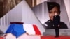 Francuski predsednik Emanuel Makron odaje poštu američko-francuskoj umetnici Džozefin Bejker u pariskom Panteonu, 30. novembra 2021. 