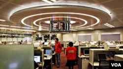Para pialang di bursa saham Hong Kong (foto: dok). Hong Kong meraih tempat teratas survei indeks keuangan World Economic Forum tahun 2011.