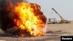 Sumur minyak dekat kota Kirkuk, Irak utara terbakar pasca serangan hari Rabu (5/5) 