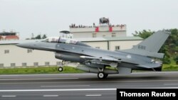 타이완 공군 소속 F-16V 전투기가 중국군의 가상공격에 대비한 연례훈련에 참가하고 있다. 