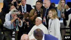 Para pewarta foto mengabadikan Paus Fransiskus yang tiba di sesi diskusi mengenai kecerdasan buatan dalam pertemuan kelompok negara maju G7 di Savelletri, dekat Bari, Italia, Jumat, 14 Juni 2024. (Foto: Ludovic Marin/AFP)