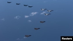 지난 10월 일본 규슈에서 일본 항공 자위대 소속 F-15, F-2 전투기와 미 해병대 소속 F-35B 전투기가 합동 훈련을 했다.