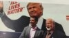 Pendukung Trump, Bob Bolus dari Scranton, Pennsylvania, berjabat tangan dengan Donald Trump Jr. dalam sebuah pemberhentian kampanye di negara bagian tersebut (A. Pande/VOA)