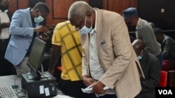 FILE: Abanye abantu akade besedale leNomination Court koBulawayo ngoLwesithathu. (VOA)
