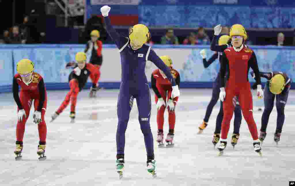 18일 소치 동계올림픽 여자 쇼트트랙 3000m 계주에서 우승한 한국 대표팀이 환호하고 있다.