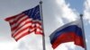 Bendera Rusia dan AS berkibar di dekat pabrik Ford Sollers, perusahaan patungan produsen mobil AS Ford dengan mitra Rusia, di Vsevolozhsk, Wilayah Leningrad, Rusia, 27 Maret 2019. (Foto: REUTERS/Anton Vaganov)