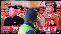 13일 한국 서울역에서 숙청된 현영철 인민무력부장에 관한 TV 방송 뉴스가 나오고 있다.
