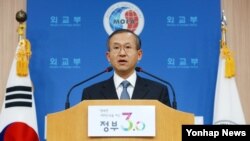 임성남 한국 외교부 1차관이 7일 태국에서 열린 제2차 한-태국 정책협의회에 참석해 유엔 안전보장이사회의 대북 제재가 철저하게 이행될 수 있도록 협조를 요청했다. 사진은 지난 3일 임성남 외교부 1차관이 유엔 안보리 대북 제제 결의 채택 관련 정부성명을 발표하고 있는 모습.