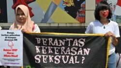 Aktivis perempuan dari gerakan anti kekerasan memegang spanduk bertuliskan "Memberantas Kekerasan Seksual? Pasti Ada Jalan!" (foto: dok).