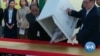 香港区议会选举创纪录投票率 显示民主力量巨大胜利