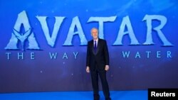 Sutradara James Cameron dalam pemutaran perdana 'Avatar: The Way of Water' di London, Inggris.