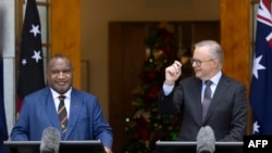 澳大利亚总理安东尼·阿尔巴尼斯(Anthony Albanese)和巴新总理詹姆斯·马拉佩(James Marape)2023年12月7日共同出席记者会。(法新社)