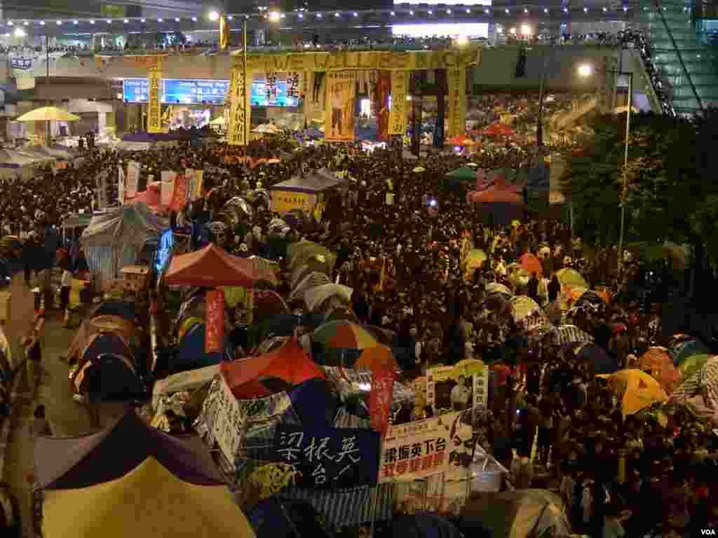 金鐘佔領區全面清場前最後一晚,大批市民回到雨傘廣場參與集會